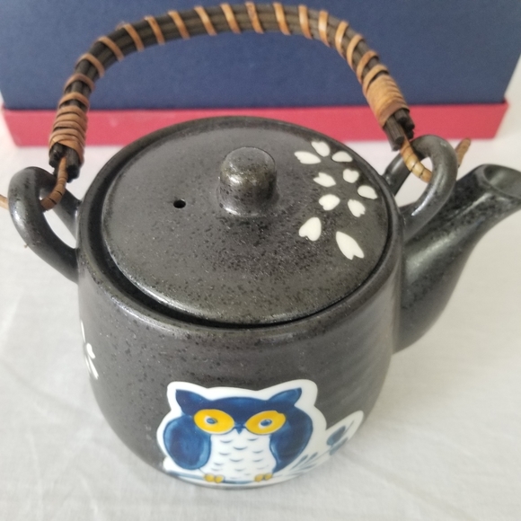 Chinese tea set with teapot and 4 cups owl and flower painting/pottery. - Picture 7 of 15